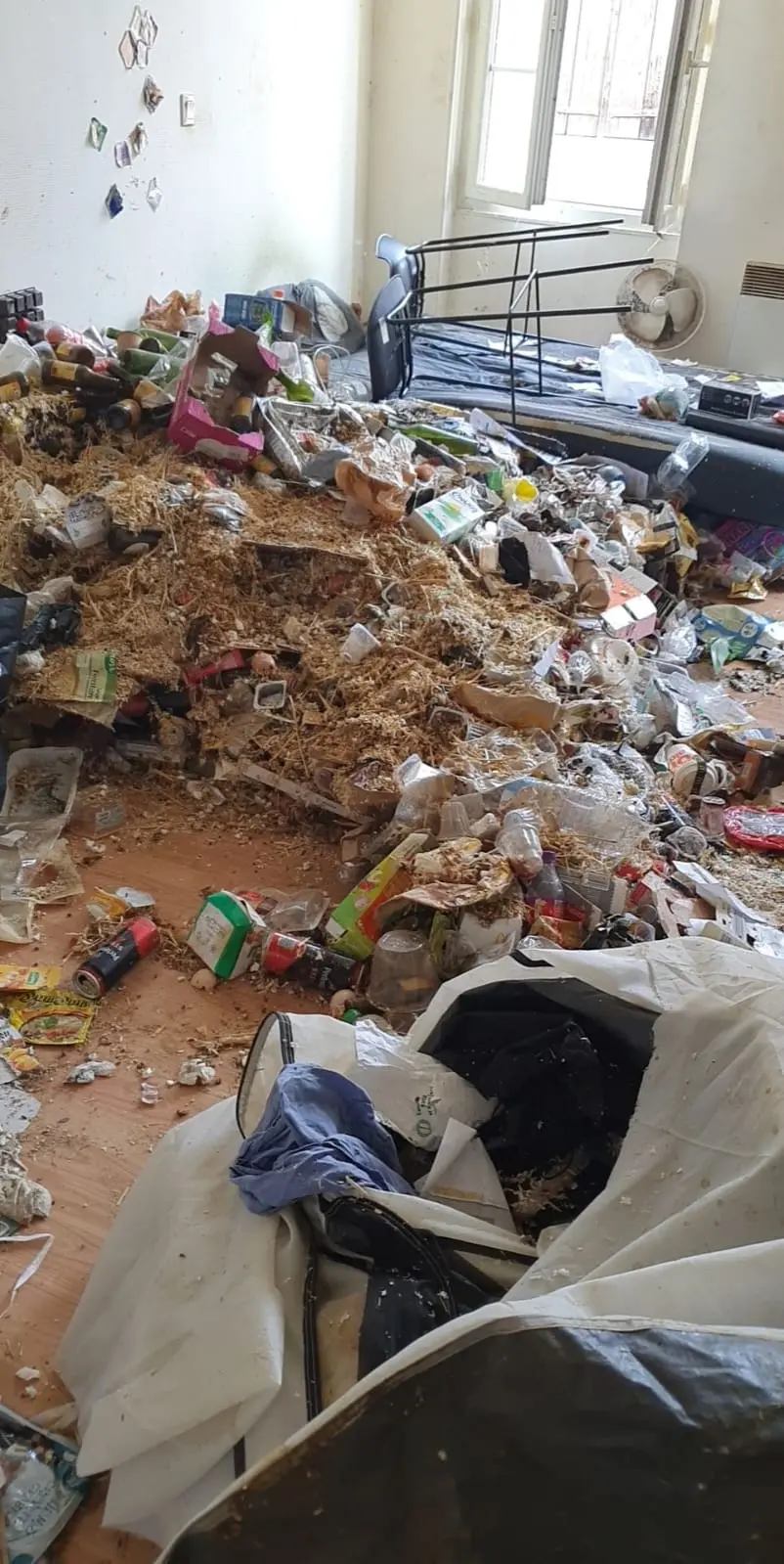 Débarras syndrome de Diogène à Agen – logement insalubre avant intervention Débarras syndrome de Diogène à Agen – logement insalubre avant intervention